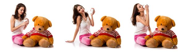 Fille avec pyjama tenant un café à emporter et jouant avec des animaux en peluche
 - Photo, image