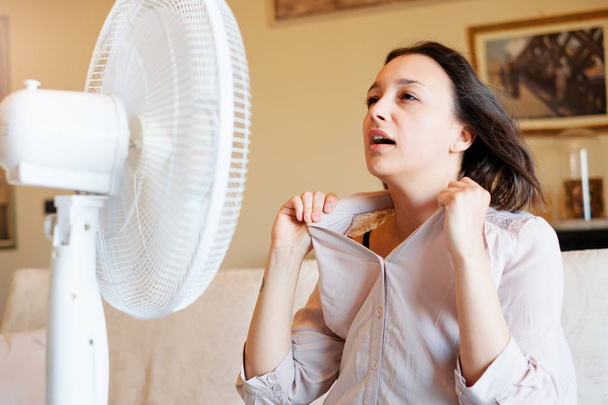 junge gestresste Frau schwitzt in der Sommerhitze - Foto, Bild