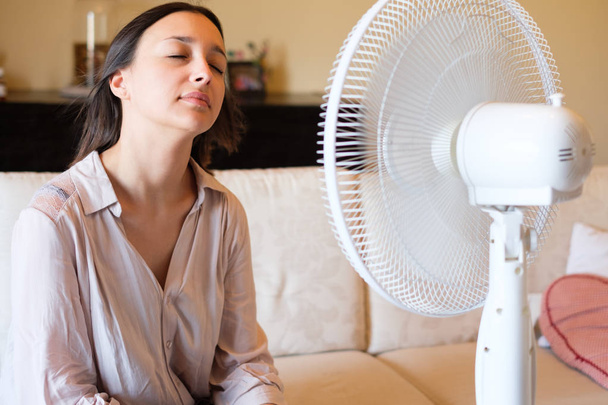 Mulher se sentindo quente e suando em casa
 - Foto, Imagem