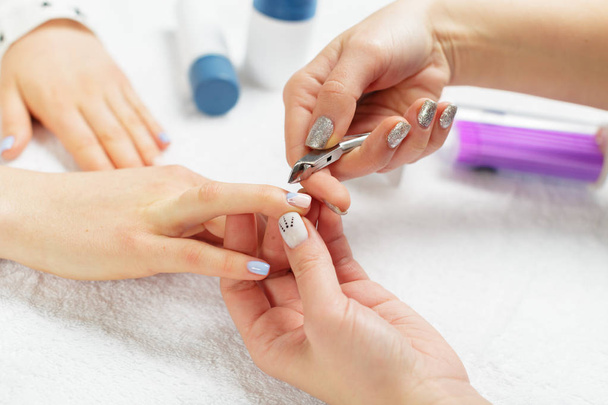 Woman hands receiving a manicure in beauty salon - Foto, Imagen