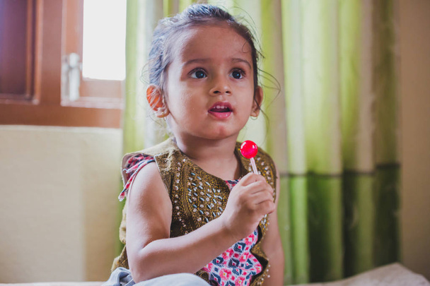 Ευτυχισμένο Ασίας μωρό αγόρι διασκεδάζοντας με τρώει γλειφιτζούρι. Τα παιδιά έχουν γλειφιτζούρι - Φωτογραφία, εικόνα