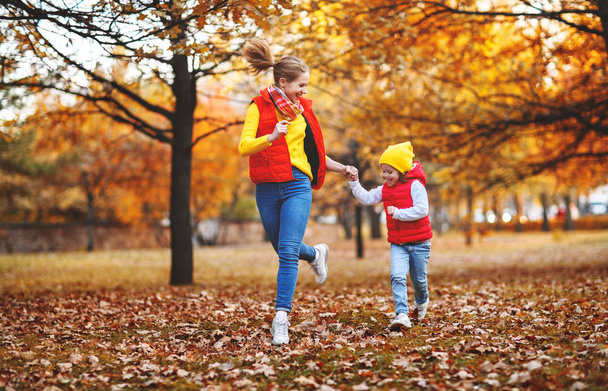 Šťastná rodina matka a dcera dítě hrát a smát se na podzim procházka - Fotografie, Obrázek