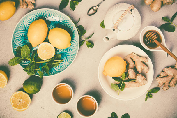 Ginger tea with lemon, honey and mint - Foto, afbeelding