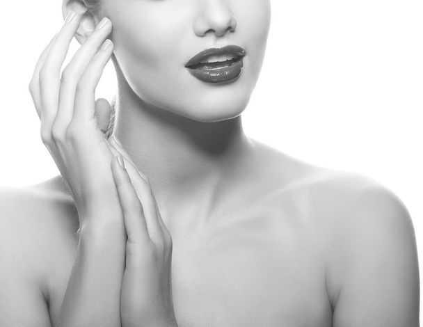 Ritratto ritagliato di giovane donna con labbra scure alla moda su sfondo bianco
 - Foto, immagini