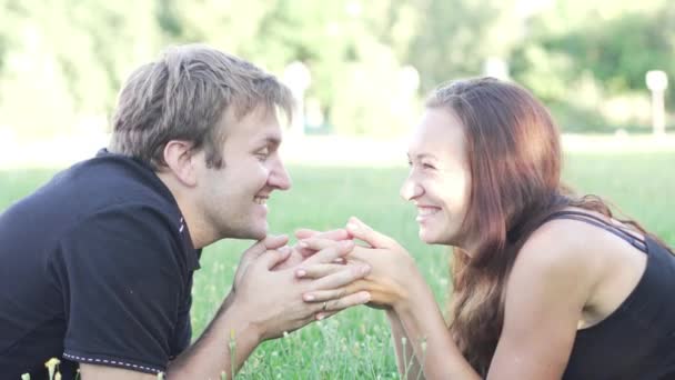 man en vrouw liggen op het groene gras - Video