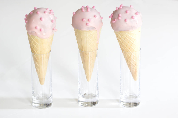 白い背景の上のワッフルにアイスクリーム。アイス クリーム ケーキ。白い背景の上のシュガー コーンにアイス クリーム - 写真・画像