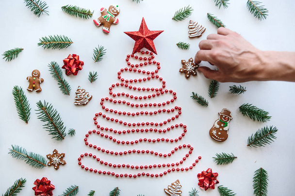 L'uomo fa il suo albero di Natale o Capodanno creativo
. - Foto, immagini