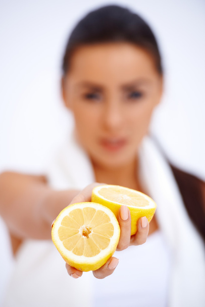 zblízka ženy ukazující čerstvý citron - Fotografie, Obrázek