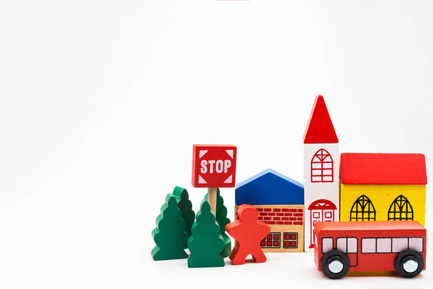 Дорожное движение с деревянными игрушечными автомобилями в городе на белом фоне, концепция правил безопасности и дорожного движения, фон.
 - Фото, изображение