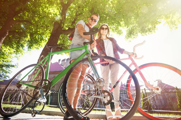 Giovane coppia a piedi con bicicletta
 - Foto, immagini