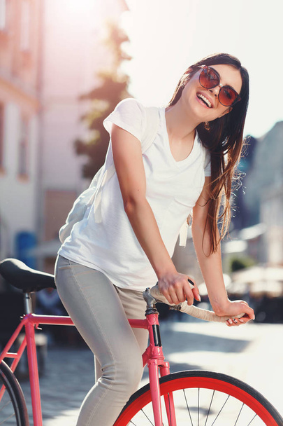 Hipster Girl Ride Bicycle - Foto, afbeelding