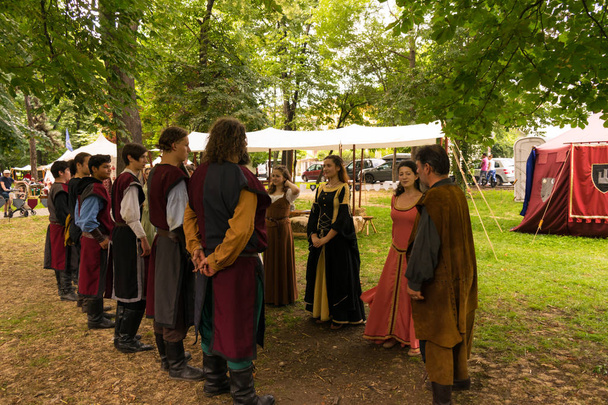 Ploiesti, Roemenië - juli 14, 2018: Verkleed dames en ridders reproduceren oude middeleeuwse dans in buiten scène op het middeleeuws Festival, gehouden in Ploiesti, Prahova, Romania - Foto, afbeelding