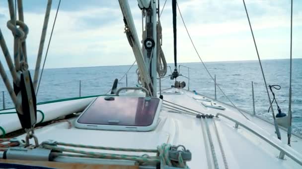 Widok z pokładu jachtu, który stoi w pobliżu wybrzeża z latarni. Teneryfa, Wyspy Kanaryjskie - Materiał filmowy, wideo