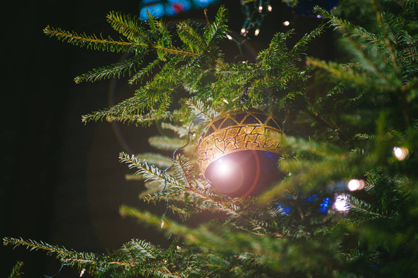 Karácsonyi dísz kék üveg villanykörte felakasztották a fenyő ága - Fotó, kép