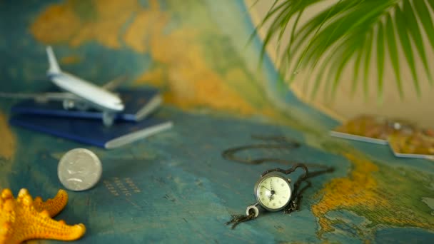 Hora de viajar conceito. Tema de férias tropical com mapa do mundo, passaporte azul e avião. Preparação para o holliday, viagem
 - Filmagem, Vídeo