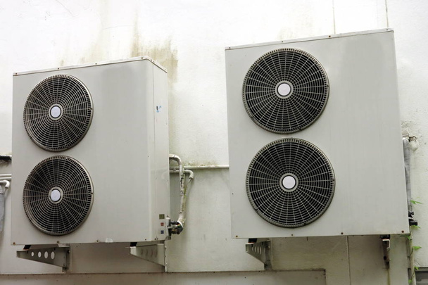 compressor de ar condicionado velho pendurado na parede
 - Foto, Imagem