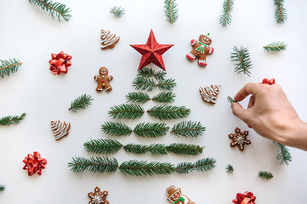 Une personne fait un arbre de Noël ou de Nouvel An créatif à partir de branches d'épinette
 - Photo, image