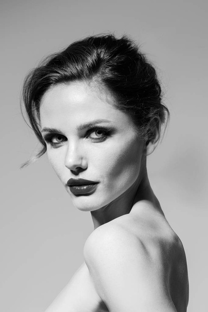 monochrome portrait of beautiful brunette model with dark lips and elegant hairstyle  - Foto, afbeelding