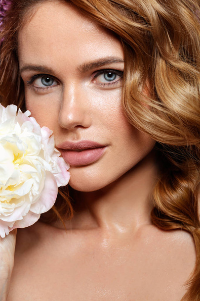 close up portrait of beautiful woman with white peony flowers - Foto, afbeelding