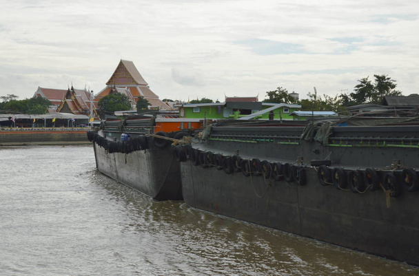  duży pojemnik piasek łódź żeglarstwo na kanał w Tajlandii - Zdjęcie, obraz