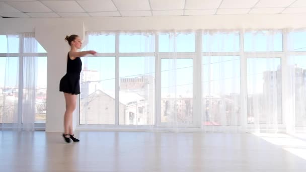 Hermosa joven bailarina practicando movimientos de ballet
 - Metraje, vídeo