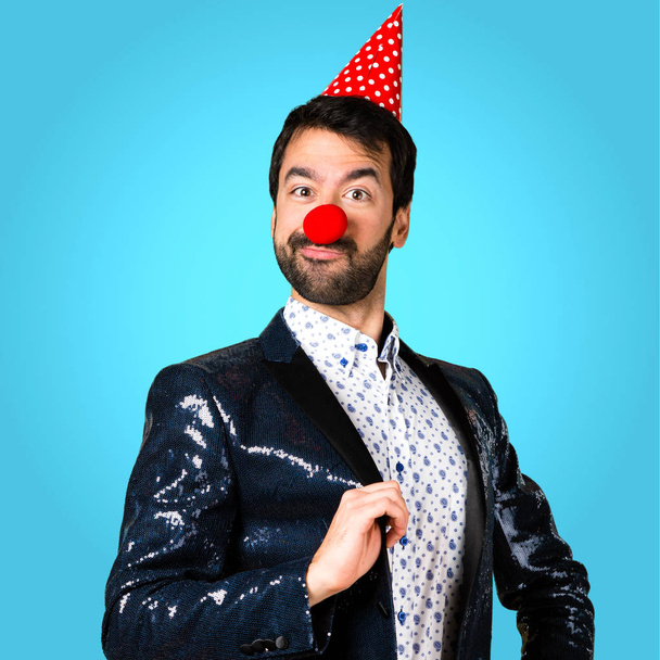 Homme avec veste avec nez de clown sur fond coloré
 - Photo, image