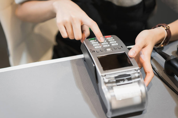 Konzept der Technologie beim Kauf ohne Verwendung von Bargeld. Nahaufnahme der Hand verwenden Sie Kreditkarten-Wisch-Maschine zum Zahlen. - Foto, Bild