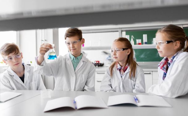 lapset, joilla on koeputket opiskelevat kemiaa koulussa
 - Valokuva, kuva