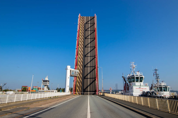 Podnoszenie mostu na drodze w porcie Le Havre we Francji - Zdjęcie, obraz