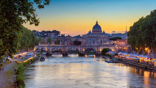 Basílica de San Pedro bajo el hermoso cielo reflejada en el río Tíber Roma vista desde el puente ponte umberto I
 - Foto, imagen
