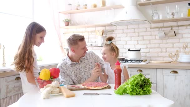 Father and daughters having a fun in the kitchen - Metraje, vídeo