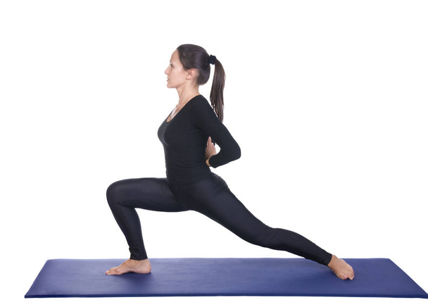 Mujer joven practicando una pose de yoga
 - Foto, imagen