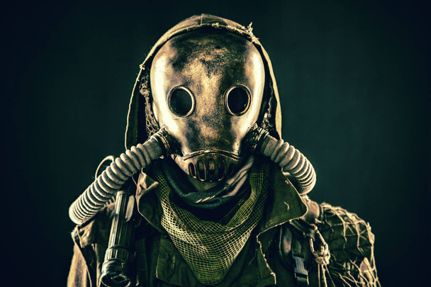 Portret van een postapocalyptische overlevende met gasmasker - Foto, afbeelding