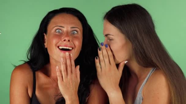 Amigos do sexo feminino fofocando em fundo cromado verde
 - Filmagem, Vídeo