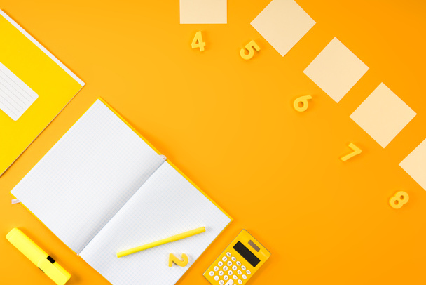 flat lay com notebook em branco com vários materiais de estudo em amarelo
 - Foto, Imagem