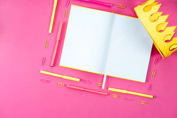 верхний вид пустой открытый ноутбук с бытовой техникой и бумажной короной на розовый
 - Фото, изображение