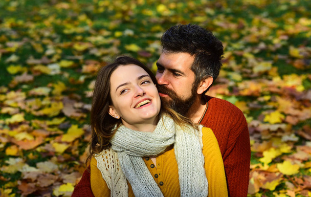 Junge Familie und Herbst. Mann und Frau mit glücklichen Gesichtern - Foto, Bild