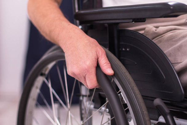 Man in wheelchair. - Foto, afbeelding