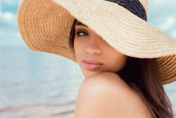 attractive caucasian girl posing in straw hat - Foto, Imagem
