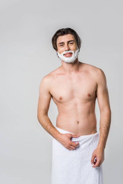 retrato de hombre sin camisa en toalla con espuma de afeitar en la cara aislada en gris
 - Foto, imagen