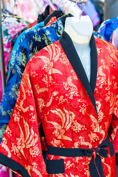 Verkoop van kleurrijke kimono's op stad straat in Kyoto, Japan. Kimono is een Japanse traditioneel kledingstuk - Foto, afbeelding