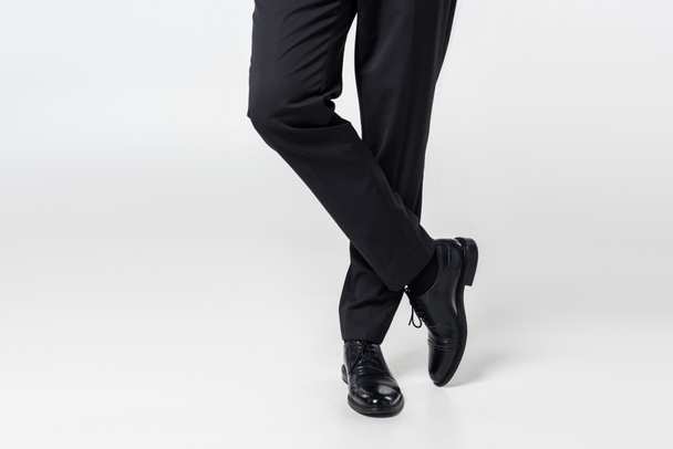 vue partielle de l'homme d'affaires dans des vêtements élégants sur fond gris
 - Photo, image