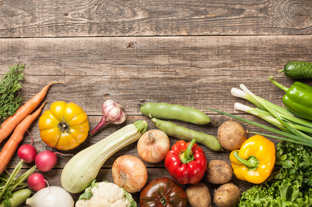 Nejrůznějších organických čerstvá zelenina na dřevěný stůl - Fotografie, Obrázek