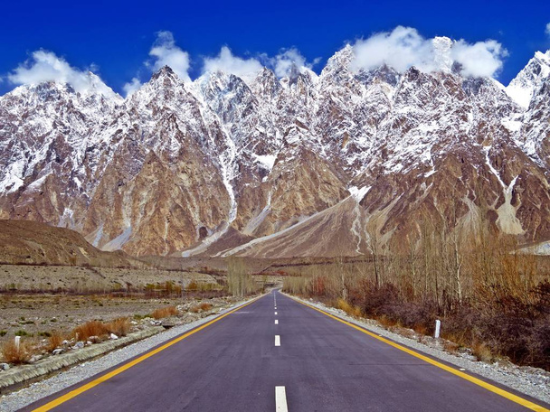 die Passu-Kegel, auch als Kathedralrücken bekannt, vom Karakorum-Highway in Passu aus gesehen. Vordergrund: hunza river. - Foto, Bild