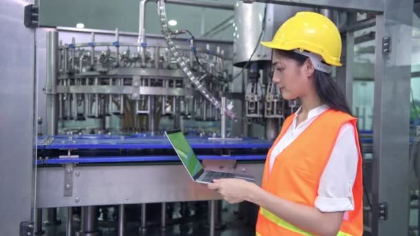 uśmiecha się kobieta azjatyckich inżynier w pracy w fabryce przy użyciu laptopa - Materiał filmowy, wideo