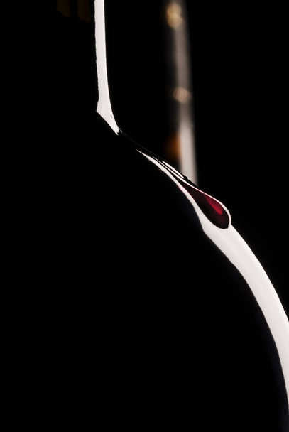 Silueta láhev vína, černé pozadí, dvě láhve vína, studiové fotografie láhev siluet - Fotografie, Obrázek