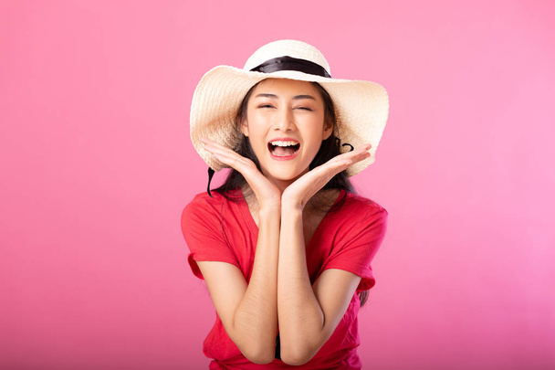Portrait of a wow suprise smile attractive woman in summer outfit and hat posing while standing and looking at camera isolated over pink background. - Valokuva, kuva