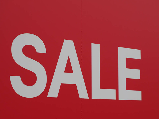 segno di vendita in una vetrina, bianco su rosso
 - Foto, immagini