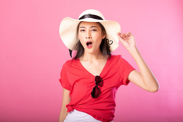 Muotokuva wow yllätys hymy houkutteleva nainen kesällä asu ja hattu poseeraa seistessä ja katsot kameraa eristetty vaaleanpunainen tausta
. - Valokuva, kuva