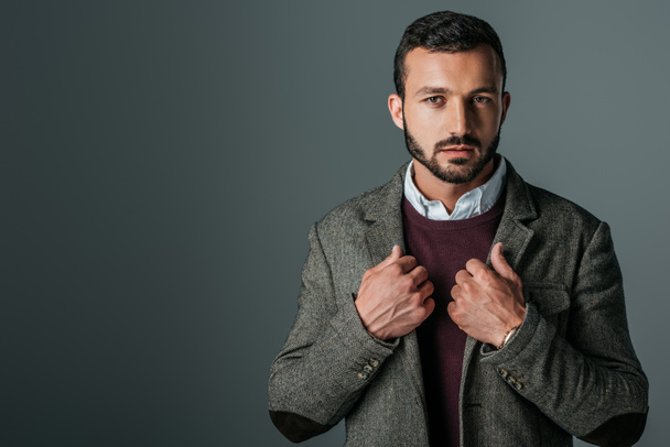 hombre elegante guapo posando en chaqueta de tweed de moda, aislado en gris
 - Foto, Imagen
